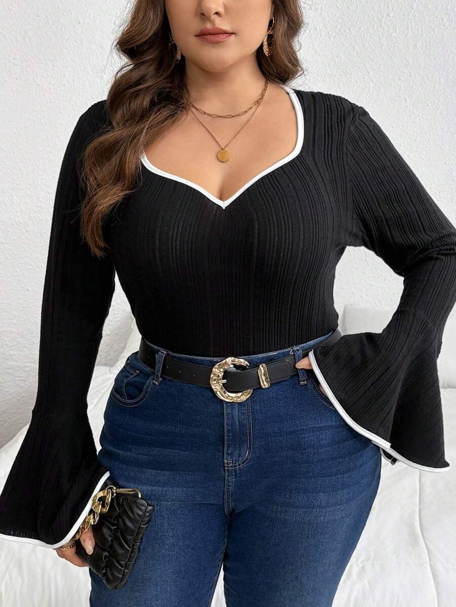 SHEIN Privé 1pc Plus Size Women Contrast Color Heart Neckline Fitted Long Sleeve T-Shirt