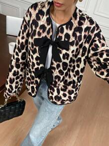 SHEIN Frenchy Abrigo acolchado casual de mujer con hombros caídos, manga larga, estampado de leopardo y nudo delantero, para invierno