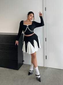 Flirla Conjunto de dos piezas para mujer de top corto con contraste de encaje, cuello cuadrado y lazo, con cadena de perlas falsa en estilo de sensualidad francesa de talla grande; y minifalda negra con volante calado y contraste de malla