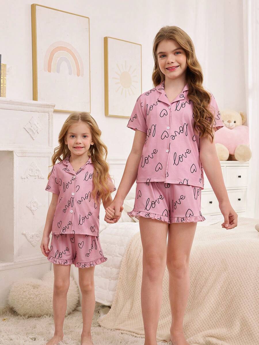 SHEIN Leap Crew Tween-Mädchen Lässiges Revers mit Buchstabendruck, kurzärmeligen Rüschenshorts, weiches, bequemes, feuerfestes Pyjama-Set, 2-teilig, Geschwister-Outfits (2 Sets separat erhältlich), Valentinstag