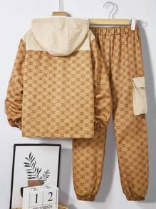 青少年男童休闲印花拼布连帽夹克和抽绳裤两件套，适合秋冬季日常穿着