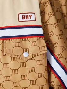 青少年男童休闲印花拼布连帽夹克和抽绳裤两件套，适合秋冬季日常穿着