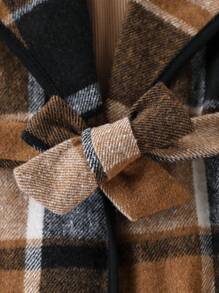 SHEIN Set de 3 piezas de moda de otoño/invierno para niñas jóvenes. Chaleco midi con cintura entallada de cuadros sin mangas + top de cuello redondo de manga larga ajustado + 1 par de pantalones ajustados. Costura delicada, agujas uniformes, confección refinada. Adecuado para salidas diarias, escuela, deportes al aire libre, vacaciones, compras, viajes de otoño, etc. Se puede usar en casa o combinar para salir, apropiado para primavera, otoño e invierno.