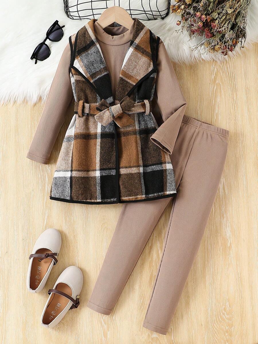 SHEIN Set de 3 piezas de moda de otoño/invierno para niñas jóvenes. Chaleco midi con cintura entallada de cuadros sin mangas + top de cuello redondo de manga larga ajustado + 1 par de pantalones ajustados. Costura delicada, agujas uniformes, confección refinada. Adecuado para salidas diarias, escuela, deportes al aire libre, vacaciones, compras, viajes de otoño, etc. Se puede usar en casa o combinar para salir, apropiado para primavera, otoño e invierno.