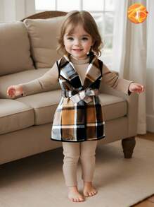 SHEIN Set de 3 piezas de moda de otoño/invierno para niñas jóvenes. Chaleco midi con cintura entallada de cuadros sin mangas + top de cuello redondo de manga larga ajustado + 1 par de pantalones ajustados. Costura delicada, agujas uniformes, confección refinada. Adecuado para salidas diarias, escuela, deportes al aire libre, vacaciones, compras, viajes de otoño, etc. Se puede usar en casa o combinar para salir, apropiado para primavera, otoño e invierno.