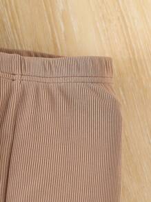 SHEIN Set de 3 piezas de moda de otoño/invierno para niñas jóvenes. Chaleco midi con cintura entallada de cuadros sin mangas + top de cuello redondo de manga larga ajustado + 1 par de pantalones ajustados. Costura delicada, agujas uniformes, confección refinada. Adecuado para salidas diarias, escuela, deportes al aire libre, vacaciones, compras, viajes de otoño, etc. Se puede usar en casa o combinar para salir, apropiado para primavera, otoño e invierno.