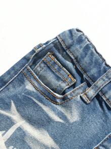 SHEIN 这款时尚复古设计的做旧破洞火焰印花高弹修身蓝色牛仔裤，休闲百搭，适合儿童户外穿着。 - 淺色水洗藍 - 查看 4