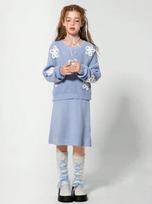 SHEIN Explorewe Tween 女童毛衣套装 - 可爱时尚 3D 线条对比白色蓬松花卉装饰浅蓝色毛衣和 A 字迷你裙套装，适合学校和户外穿着 - 淺藍色 - 查看 4