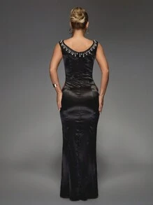 MISSGUIDED Đầm Maxi trễ vai xòe viền hạt satin - màu đen - Xem 2