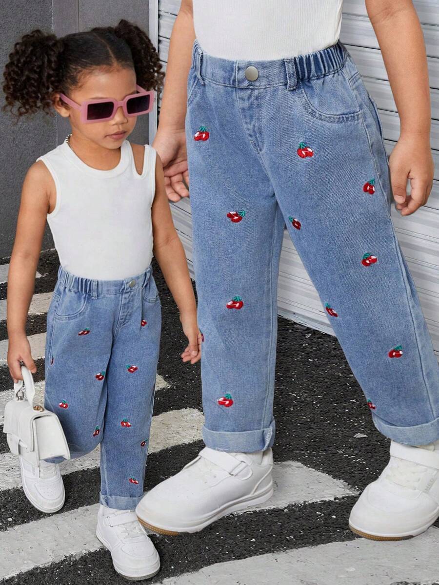 女孩年轻女孩新款水洗蓝色宽松休闲樱桃刺绣锥形腿牛仔裤，简约时尚百搭设计，适合日常穿着