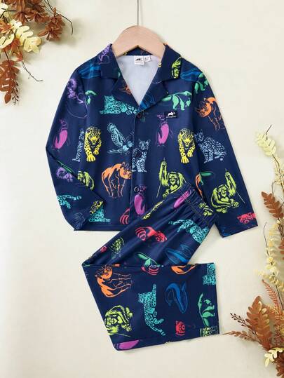 Animal Planet X SHEIN 年轻男孩动物印花翻领衬衫和裤子家居服睡衣套装，时尚