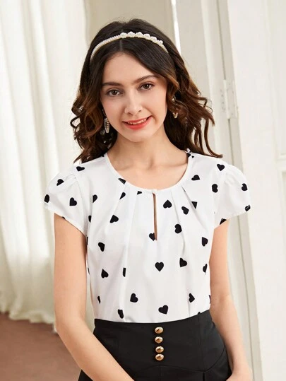 SHEIN Leap Crew Teen Girl Black & White Heart Printed, Front & Middle Hollowed, Pleated Loose Short Sleeve Shirt Top