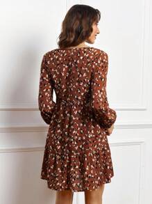 SHEIN Vestido corto de manga larga con escote en V y estampado completo de moda para embarazadas