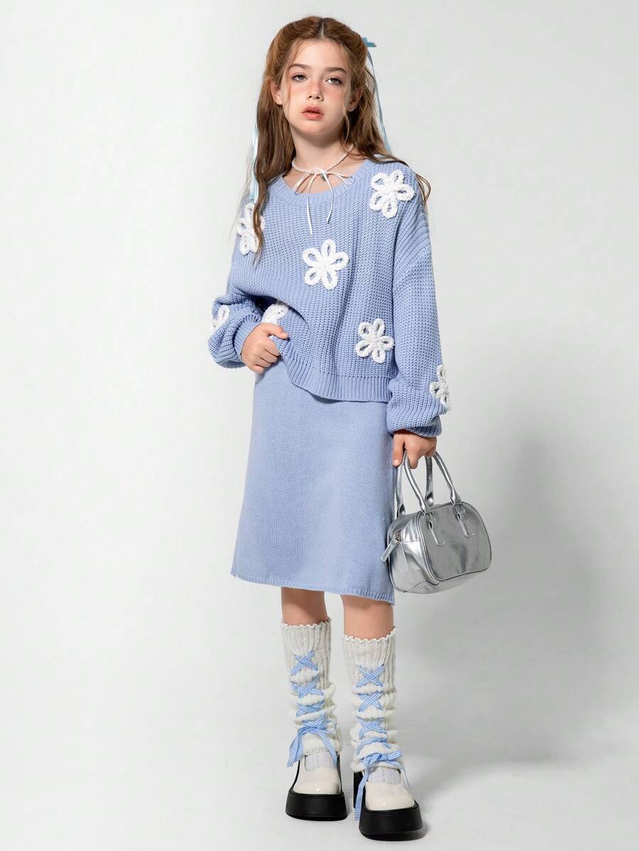 SHEIN Explorewe Tween 女童毛衣套装 - 可爱时尚 3D 线条对比白色蓬松花卉装饰浅蓝色毛衣和 A 字迷你裙套装,适合学校和户外穿着 - 淺藍色 - 查看 1