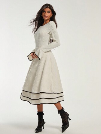 COSMINA 女士奶油色和黑色拼接荷叶边圆领长袖喇叭袖休闲中长连衣裙