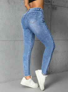 SHEIN Essnce Jeans casual en denim de couleur unie, ajusté, avec poches, polyvalent pour femmes