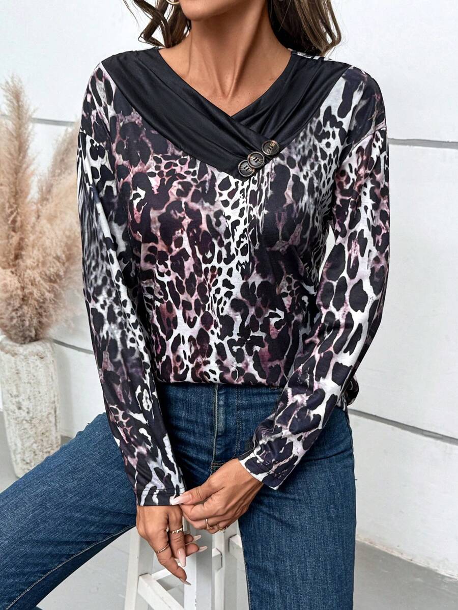 EMERY ROSE T-shirt graphique à manches longues pour femmes avec imprimé léopard, blocs de couleurs et détails de boutons. Hauts avec imprimé guépard pour le printemps