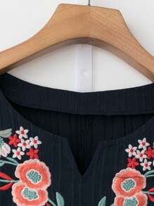 SHEIN LUNE Blusa de cuello con muesca bordada con flores para tallas grandes de otoño informal