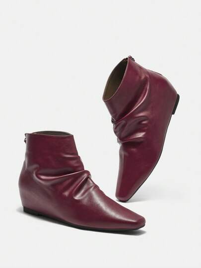 Stivali Chukka rossi con grinze e tacco nascosto, chiusura lampo sul retro, eleganti e versatili per San Valentino