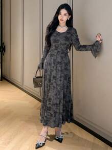 DAZY فستان أنيق متوسط الطول بأكمام جرس وطبعة كاموفلاج للنساء، مزين بكشكشة، فستان طويل الأكمام للخريف