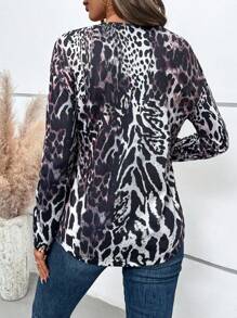 EMERY ROSE T-shirt graphique à manches longues pour femmes avec imprimé léopard, blocs de couleurs et détails de boutons. Hauts avec imprimé guépard pour le printemps