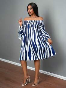 Slaydiva Herfst Casual en Elegante Eenlijnige Halslijn Met Meerlaagse Cake Bell Manchetten A-Zoom Jurk Losse All-Over Witte Onderkant Marineblauwe Golvenpatroon Bedrukte Damesjurk-C