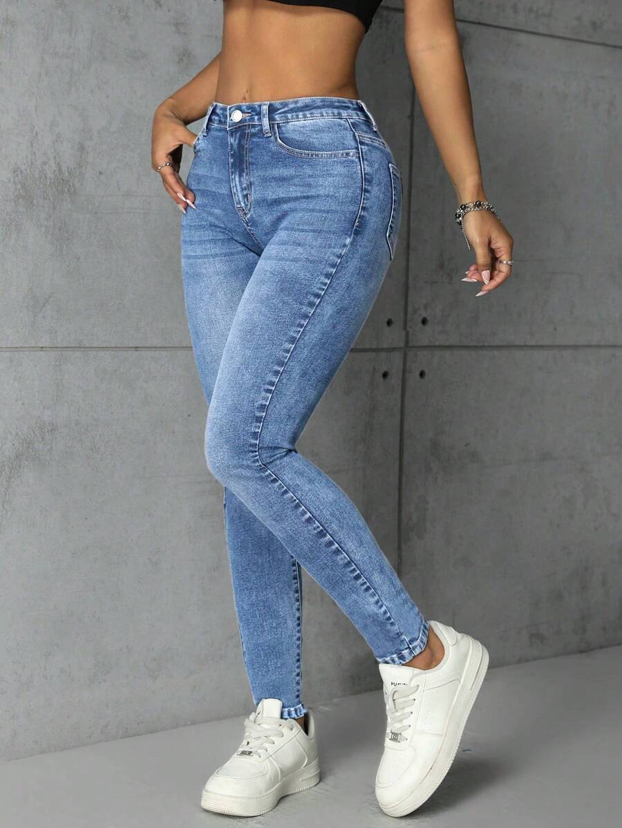 SHEIN Essnce Jeans casual en denim de couleur unie, ajusté, avec poches, polyvalent pour femmes