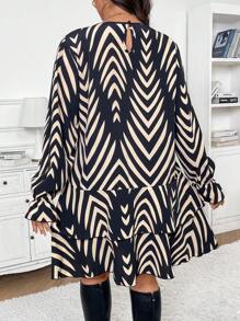 SHEIN Frenchy Vestido con estampado geométrico, parches de encaje y volantes en el bajo para tallas grandes