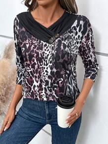 EMERY ROSE T-shirt graphique à manches longues pour femmes avec imprimé léopard, blocs de couleurs et détails de boutons. Hauts avec imprimé guépard pour le printemps