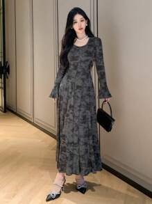 DAZY فستان أنيق متوسط الطول بأكمام جرس وطبعة كاموفلاج للنساء، مزين بكشكشة، فستان طويل الأكمام للخريف