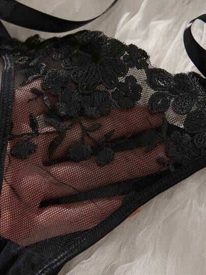 Esselle Women Geborduurde Bow Verleidelijke Lingerie Set view 6