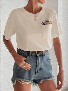 RueChic 100% 纯棉花卉刺绣 T 恤，圆领，口袋细节 - 米色 - 查看 7