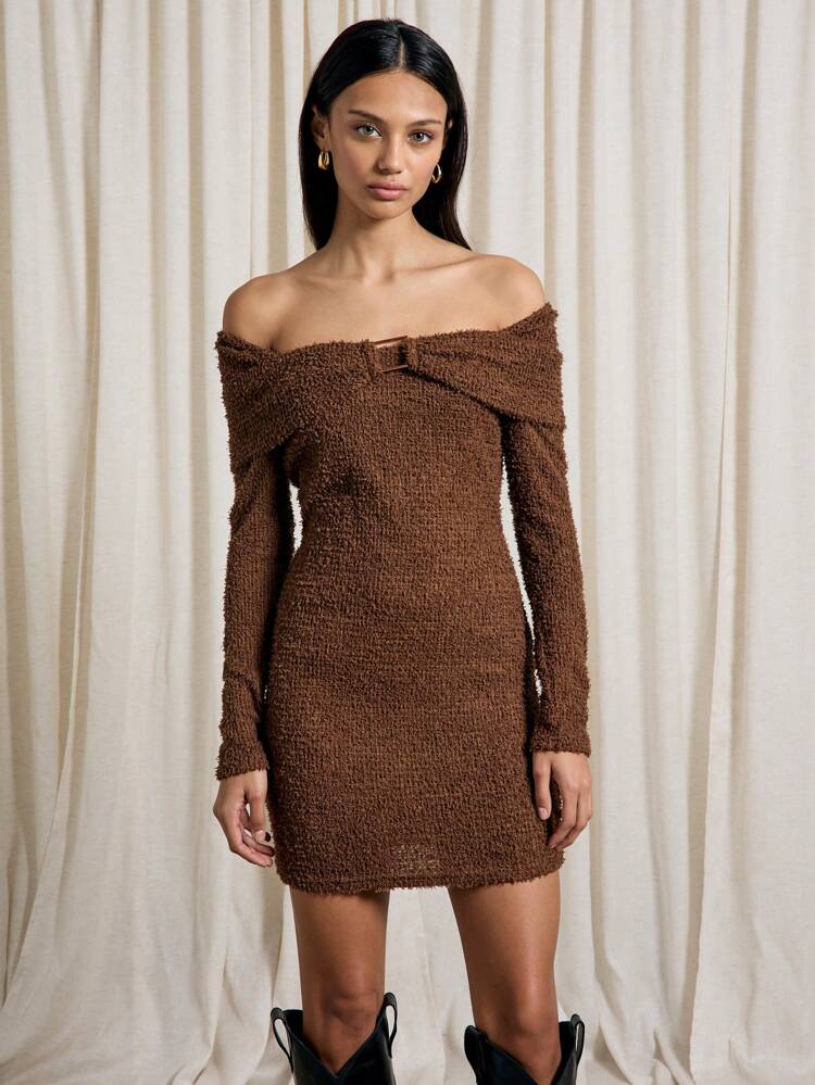 Vestido mini ajustado de manga larga de punto esponjoso con detalles metálicos
