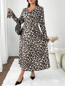 SHEIN Frenchy Damen Große Größen Lässig Elegantes Kleid mit Leopardenmuster, geraffeter Taille, Rückenausschnitt und Volantärmeln - Verschiedenfarbig - Übersicht 1