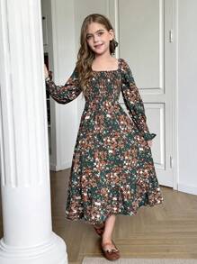 SHEIN Robe élégante à manches longues pour préadolescentes avec encolure carrée, taille froncée, ourlet à volants et manches lanternes. Robe style campagne française à fleurs dispersées, convenant pour les sorties printanières