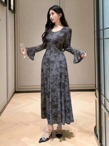 DAZY فستان أنيق متوسط الطول بأكمام جرس وطبعة كاموفلاج للنساء، مزين بكشكشة، فستان طويل الأكمام للخريف