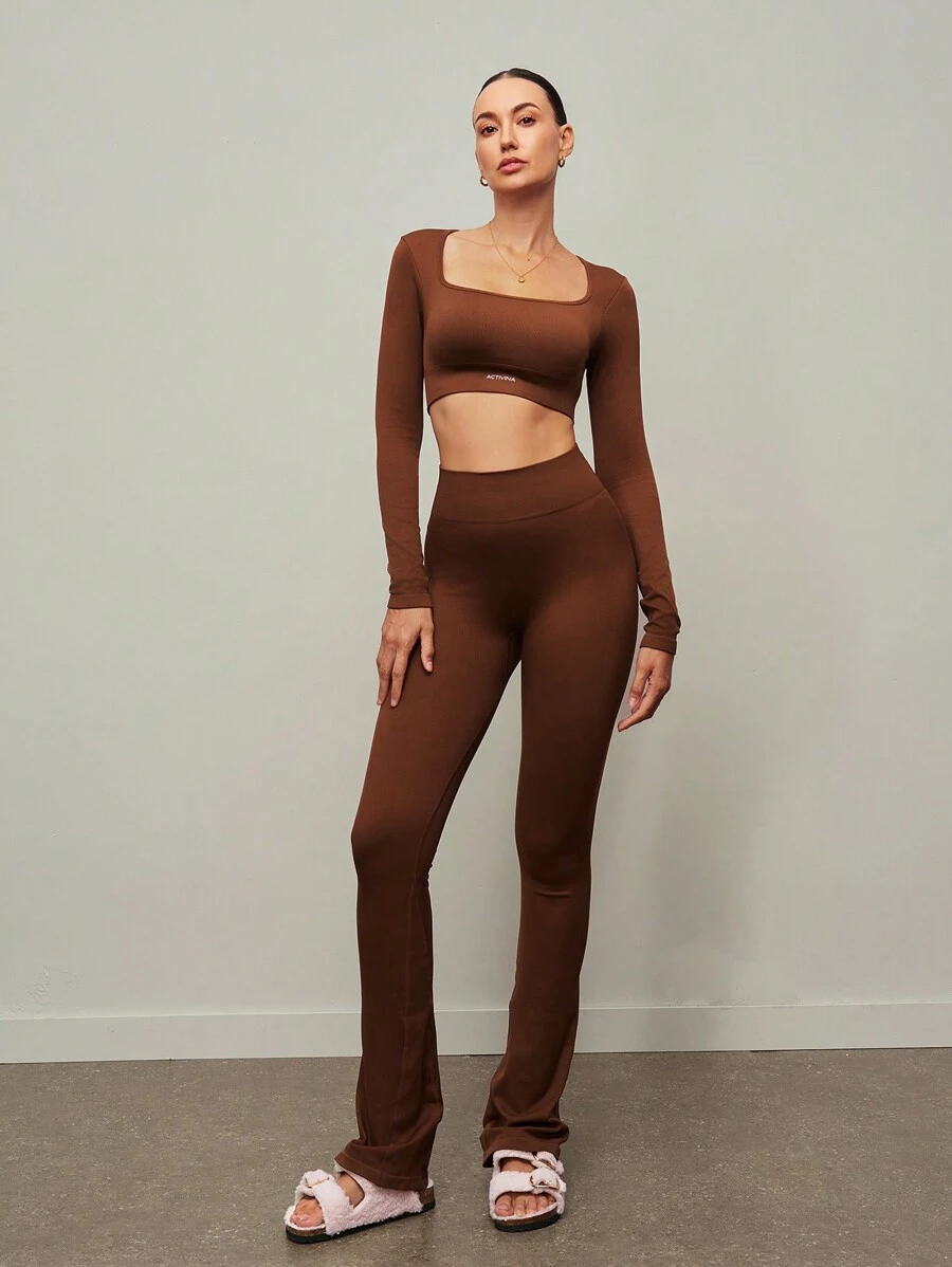 Activina Conjunto de entrenamiento para mujer con top corto sin costuras marrón y pantalones campana para yoga y pilates