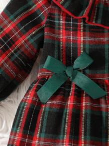 SHEIN Elladie kids 圣诞女婴拼色格子图案荷叶边下摆蝴蝶结装饰连衣裙套装（带帽子） - 彩色 - 查看 3