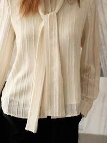 MOTF PREMIUM ÁO BLOUSE NHẸ CỔ THẮT CHUẨN CÓ KẾT CẤU - Màu be - Xem 3