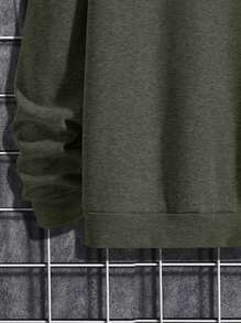 RueChic Conjunto de sudadera y pantalón de chándal de cuello redondo con estampado gráfico en inglés para hombres jóvenes casuales - Verde militar - Ver 5