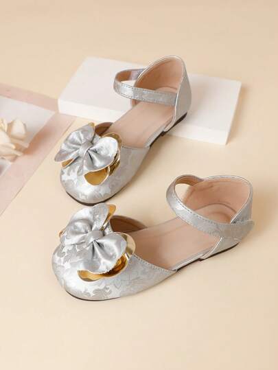 زوج من صنادل الأطفال البنات ذات الأصابع المغلقة، أحذية أميرة مطرزة على الطراز الصيني الجديد للصيف