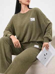 Mulvari Conjunto casual de 2 piezas de sudadera con gráfico de letra y caída de hombro con pantalones para mujer en otoño