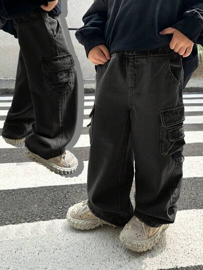 SHEIN 年轻男孩街头酷炫卡其色工装口袋宽松牛仔裤，休闲百搭，适合年轻男孩秋装黑色工装裤儿童男孩工装裤儿童工装牛仔裤