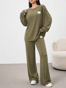 Mulvari Conjunto casual de 2 piezas de sudadera con gráfico de letra y caída de hombro con pantalones para mujer en otoño