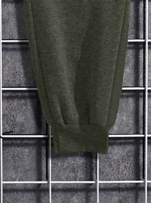 RueChic Conjunto de sudadera y pantalón de chándal de cuello redondo con estampado gráfico en inglés para hombres jóvenes casuales - Verde militar - Ver 4