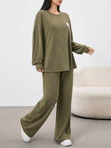 Mulvari Conjunto casual de 2 piezas de sudadera con gráfico de letra y caída de hombro con pantalones para mujer en otoño