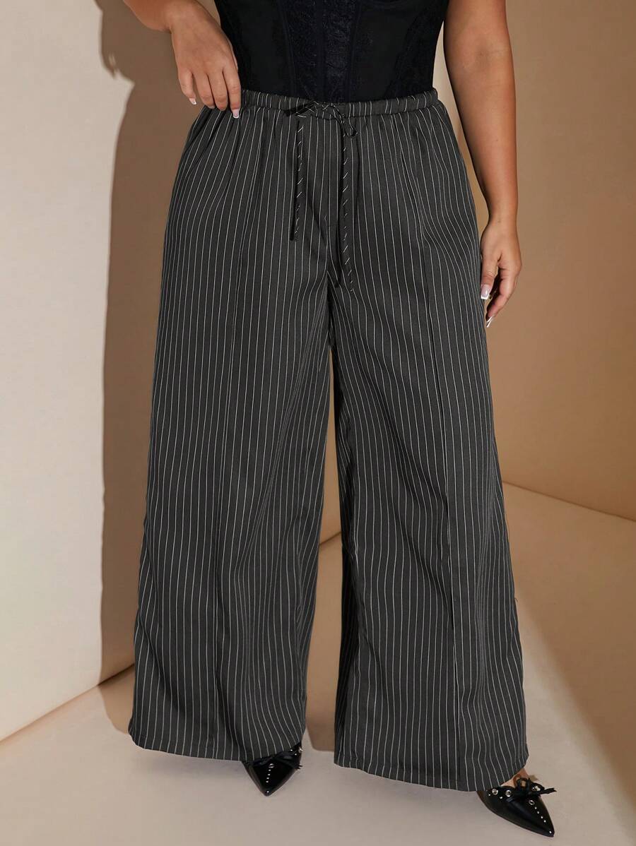 SHEIN BAE 大码秋季优雅外出性感女式蓝白条纹低腰抽绳宽松直筒阔腿裤连衣裙裤教师裤工作裤优雅女装大码工作裤女士长裤休闲裤大码大码裤子秋季穿搭大码裤子曲线裤Y2K裤子秋冬曲线阔腿裤女式办公室服装女式曲线秋季商务休闲女式工作服女式曲线