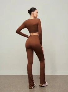 Activina Conjunto de entrenamiento para mujer con top corto sin costuras marrón y pantalones campana para yoga y pilates