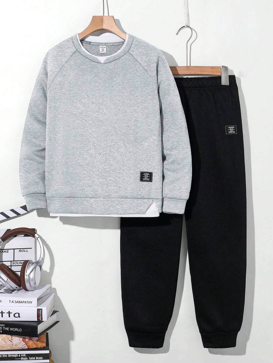 SHEIN 男童两件套,包括黑色圆领连帽衫和运动裤,价格实惠,适合秋冬季穿着。可搭配黑色衬衫、万圣节衬衫、秋季衬衫、可爱毛衣,适合通勤、上学、日常休闲、大学旅行,也适合运动,适合秋冬季节穿着,加厚抓绒面料。 - 灰色 - 查看 1
