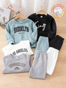 SHEIN Leap Crew Conjunto de 8 piezas de ropa informal para niño, compuesto por sudadera con capucha de manga larga y pantalón con cordón en colores lisos y estampados de letras en negro, blanco y verde caqui, adecuado para ocasiones de otoño/invierno como la escuela, el jardín, la playa, el baby shower, mantiene caliente, adecuado para el uso diario, universitario y deportivo, con un estilo versátil y sencillo, indicado para la vuelta al colegio - Azul - Ver 3